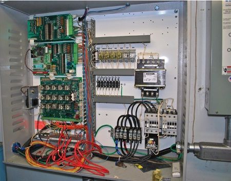 Como se diseña y realiza la instalación eléctrica de los ascensores según NEC/NFPA70/NTC2050. <strong><font color="E87D23">!!! PREMIUM !!!</font></strong> 12 Interior de un controlador de motor de ascensor